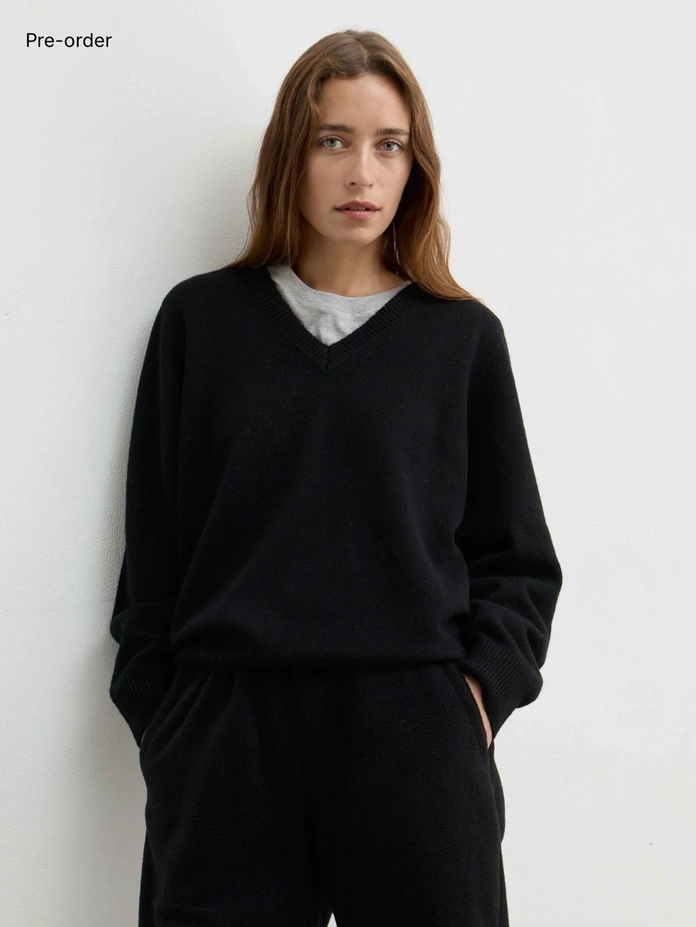 Almina  Concept Black V-Neck crop Women's Sweater